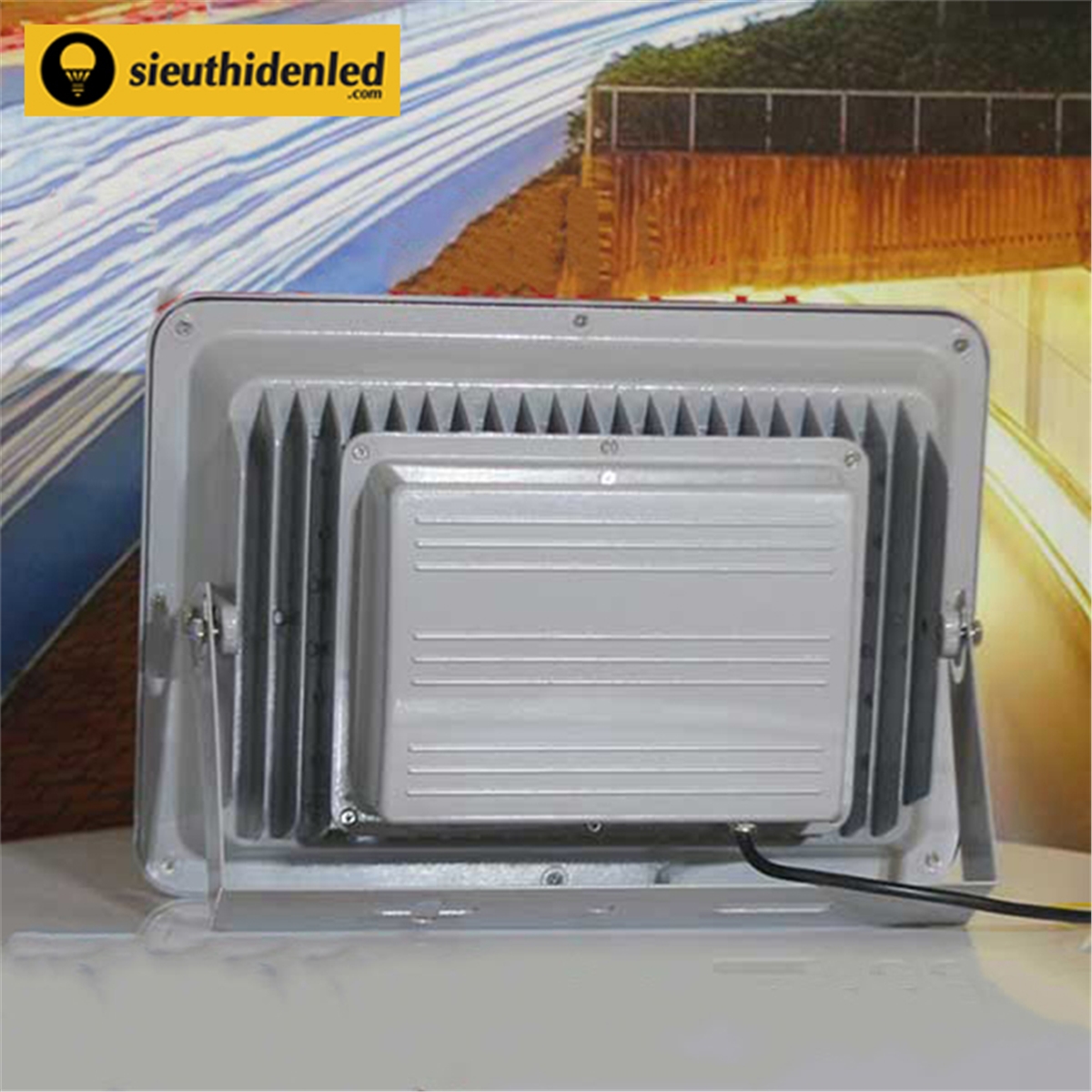 n_led_pha_r_i_x_m_200w___2__x1200x1200x4.jpg
