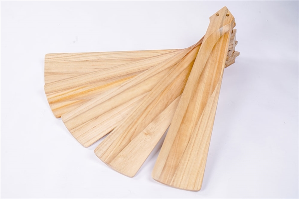 Cánh được làm từ gỗ tự nhiên nguyên khối được xử lý siêu nhẹ và chống mối mọt.